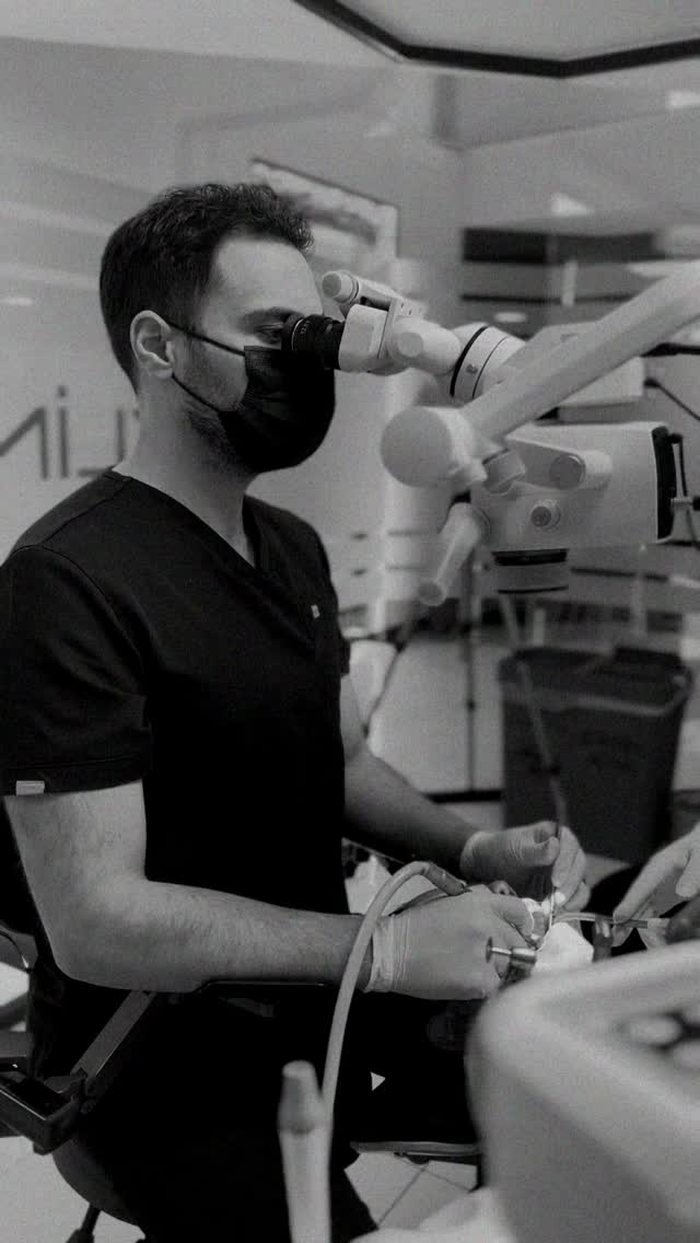 • MİKRO DİŞ HEKİMLİGİ •
✨Mikroskopla diş tedavileri, yüksek büyütme ve daha iyi aydınlatma sağlayarak diş hekimlerine daha hassas ve detaylı müdahale imkanı sunar. Bu yöntem, özellikle kanal tedavisi ve restoratif işlemlerde basari oranını artırarak daha etkin yapılmasına olanak tanır. ✨
#mikrodişhekimliği #dentistry #i̇zmir #dentalmikroskop #mikrocerrahi