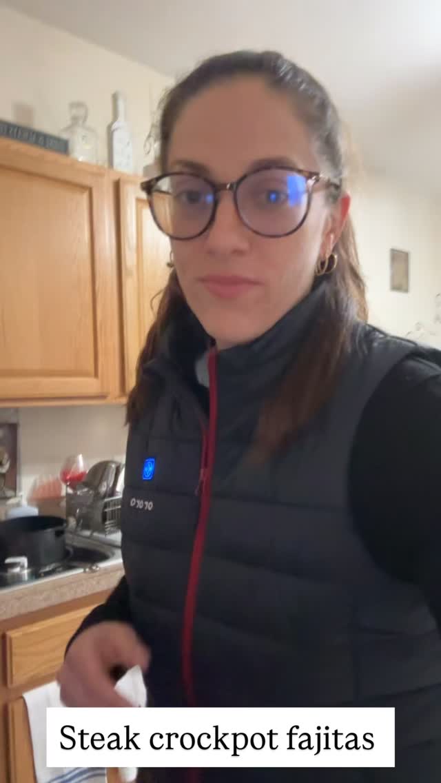 Steak fajitas crockpot style
Throw in the mentioned ingredients and cook on high for 2-3 hrs or until your steak is cooked to your liking and vegetables are soft not mushy!
Boom! Healthy delicious dinner prepped and leftovers for a great lunch!
#abetterpathtowellness #nutritionist #crockpot #steak #mexican