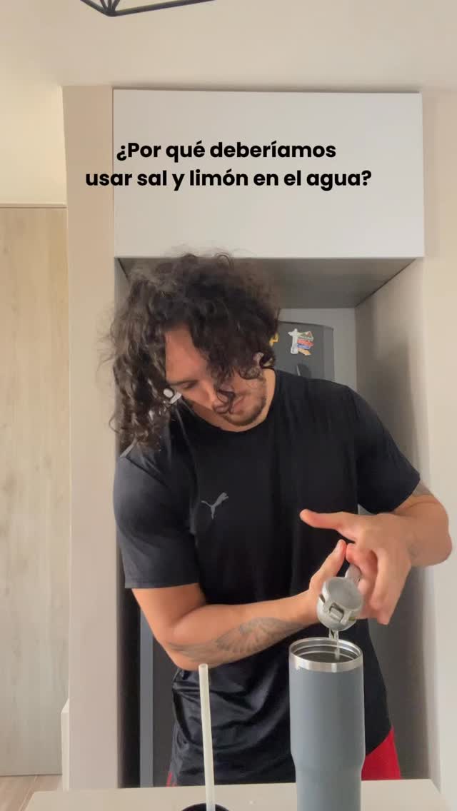 Esto es lo que nadie te dice sobre el agua que bebes 💧
No es solo tomar agua… es cómo la mineralizas.
Cuando agregas una pizca de sal marina natural, ayudas a reponer electrolitos y mejorar la absorción.
El sodio, en la cantidad correcta, es necesario para la función muscular y nerviosa.
El limón aporta vitamina C y estimula la digestión desde temprano.
¿Sabías esto?