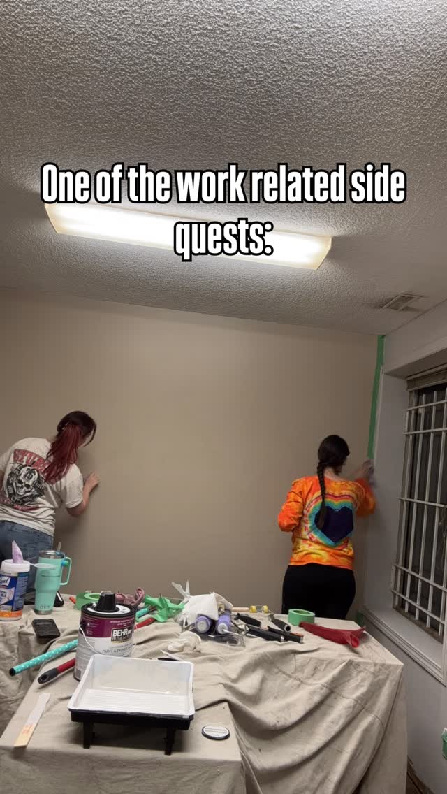 Can you guess what we are attempting to paint?? Wrong answers only… GET CREATIVE in the comments
#horsepodcast #yearofthehorse #uncinched #stableinstincts #art