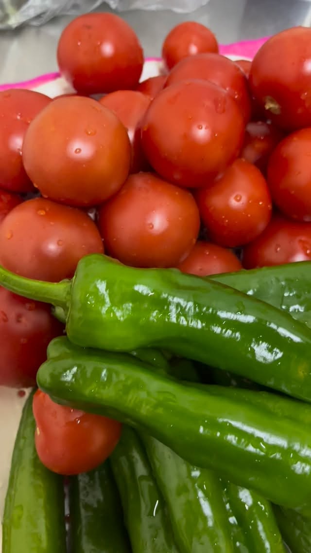 Günlük hazırlanan salkım domates, köy biberi, dana antrikot kuşbaşı et…
Taze kekik ve özenli bir marinasyonla, kuşbaşı pidenin mutfaktaki ilk adımı.
#ramazan #beylikdüzü #pide