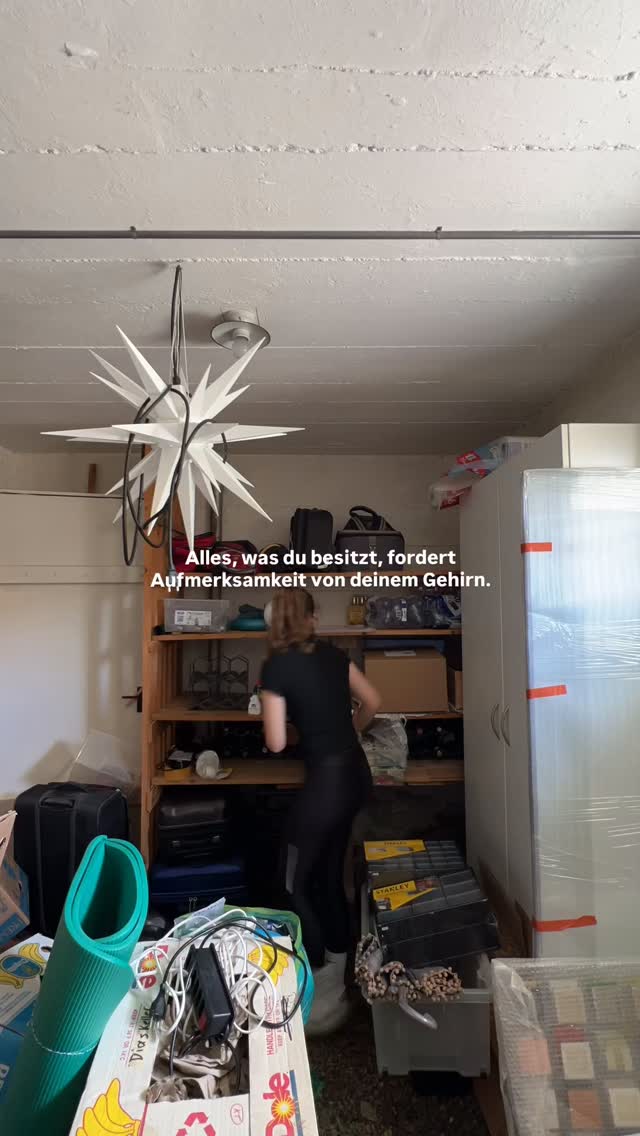 Es ist so wichtig, dass du endlich erkennst, dass dir der ganze Kram, der sich seit Jahren bei dir Zuhause ansammelt, dir keine Sicherheit gibt sondern Leichtigkeit wegnimmt.
Du musst dich endlich von dem Ballast trennen um ein klares, erfülltes Leben zu leben dass nach DIR läuft.
Bist du bereit dazu? Ich bin’s und freue mich schon, wenn du den ersten Schritt wagst.💫
.
.
.
.
.
.
home organizing
decluttering
familienalltag
ordnungssysteme
ordnung schaffen
schweiz
aufräumhilfe
#thun #bern #aufräumen #organisieren #loslassen minimalismus struktur kleiderschrank thehomeedit mariekondo ordnungstipps