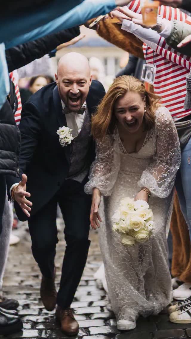 Dieses Afterwedding Shooting gehört definitiv zu meinen Lieblingsshootings, ein Brautpaar im Karnevalsgetümmel.. Kathrin und Marco haben sich im Karneval in Köln kennengelernt und dieses Jahr waren die Beiden sogar das Prinzenpaar in ihrer Stadt.
Ich wünsche allen Jecken heute eine wunderbaren Rosenmontag, werde mich jetzt auch ins Kostüm schmeißen.
#heirateninköln #karneval2026