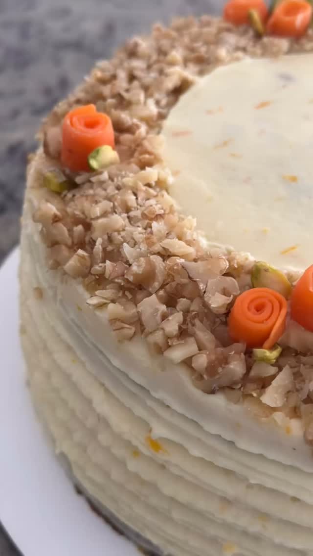 En Oh! Cheesecake creemos que los clásicos merecen respeto… y excelencia.
Nuestra Carrot Cake es elaborada con zanahorias frescas, nueces seleccionadas y una delicada combinación de especias que aportan carácter y equilibrio.
Su textura es húmeda, suave y perfectamente estructurada.
La cubrimos con un frosting de queso crema sedoso, de dulzor sutil, que realza cada sabor sin invadirlo.
Una torta noble.
Elegante.
Pensada para quienes valoran la calidad en cada detalle.
Ideal para reuniones, celebraciones o simplemente para disfrutar un momento especial.
Disponible por encargo con 48 hrs de anticipación
Oh! Cheesecake. Horneamos emociones🧡
+54 11 3009-2459
www.oh-cheesecake.com
#cheesecakes #cheesecake #nordelta #carrotcake #ohcheesecake