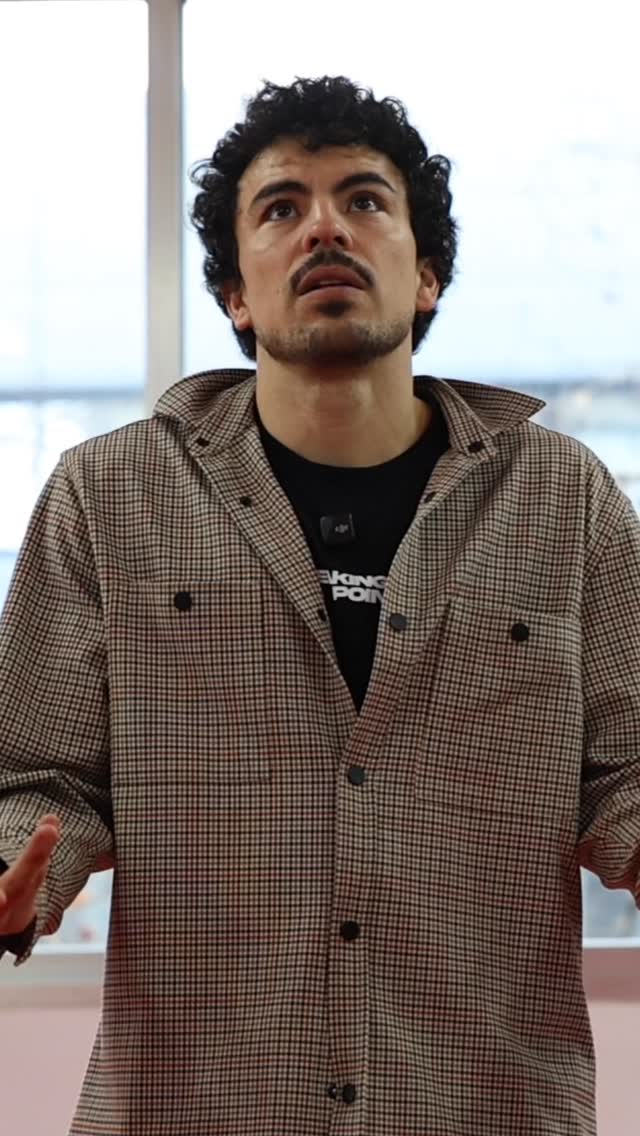 Si es difícil, sigue por ahí.
Ahí es donde empieza tu crecimiento.
Encontrar tu propia fórmula, aprender a confiar en tu proceso y perseguir tu tranquilidad es fundamental.
Eso es la improvisación en danza: una improvisación preparada.
Es encontrar orden en el caos.
Es mantener un hilo conductor cuando te mueves.
Cuando dejas de pensar en pasos y empiezas a pensar en conceptos de movimiento, todo cambia.
Aprendes a improvisar con intención.
Encuentras soluciones a diferentes problemas usando nuevos recursos.
La improvisación no es hacer movimientos al azar.
Es entrenar tu creatividad, tu conciencia corporal y tu capacidad de adaptación.
Y eso no solo transforma tu danza, transforma tu manera de enfrentarte a los retos.
#ImprovisacionEnDanza #MovimientoConsciente
#CreatividadCorporal #FlowState
#DanzaContemporanea