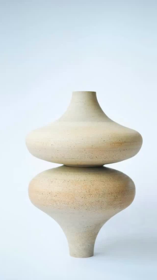 W O R K S H O P
ZEN·trier Dich. STILL · LEBEN Basiskurs Töpferscheibe
2 Tage
21.03 · 11–15 Uhr & 22.03 · 11–14 Uhr
oder
30.05 · 11–15 Uhr & 31.05 · 11–14 Uhr
CL•AY · Hamburg-Ottensen
Eine bewusste Pause. Langsam werden. Fokus finden.
Dieser zweitägige Töpferworkshop ist eine Einladung in Achtsamkeit und kreativen Flow. Mit den Händen arbeiten. Den Kopf leiser werden lassen. Die Nacht dazwischen schenkt Raum zum Nachwirken, Sackenlassen und Neu-Ausrichten.
Tag 1: Ankommen. Ton spüren. Die Drehscheibe kennenlernen. Tag 2: Vertiefen, formen, gestalten – ohne Druck, in deinem Tempo.
Für Anfänger*innen geeignet – keine Vorkenntnisse nötig.
ZEN·trier Dich. STILL · LEBEN Eine bewusste Auszeit mit Wirkung.
Infos & Anmeldung: https://www.cl-ay.de/zen-trier-dich-stillleben
·
W O R K S H O P
ZEN·ter Yourself. STILL · LIFE Wheel Throwing Basics
2 Days
March 21 · 11 am – 3 pm & March 22 · 11 am – 2 pm
or
May 30 · 11 am – 3 pm & May 31 · 11 am – 2 pm
CL•AY · Hamburg-Ottensen
A conscious pause. Slowing down. Finding focus.
This two-day pottery workshop is an invitation into mindfulness and creative flow. Work with your hands. Let your mind grow quieter. The night in between offers space to reflect, settle, and realign.
Day 1: Arrive. Feel the clay. Get to know the wheel. Day 2: Deepen, shape, create — without pressure, at your own pace.
Suitable for beginners — no prior experience needed.
ZEN·ter Yourself. STILL · LIFE A mindful break with lasting impact.
Info & registration: https://www.cl-ay.de/zen-trier-dich-stillleben
#töpfern
#achtsamkeit
#drehscheibe