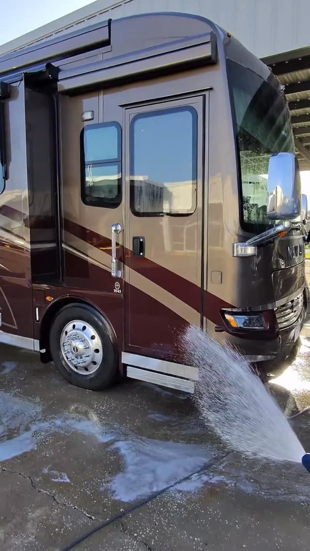 Foam Cannon ASMR 🤫
•
•
•
•
#detailing #viperdetailing #rvdetailing #satisfying #tampa