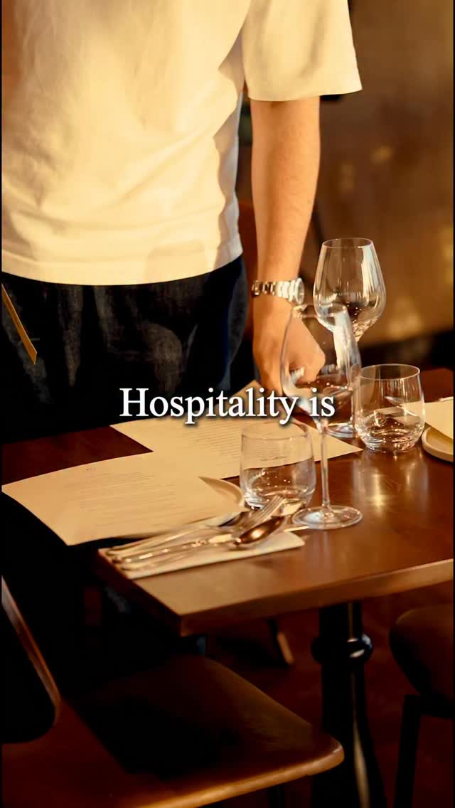  זה לא רק להכין, לבשל, לאפות, להגיש. הסיפור שלנו בתריסר מרתק הרבה יותר: יש בו טבע, יש בו אמנות, יש בו דמיון, יש רומנטיקה, יש טעם, יש צבע. שווה להתחיל ולהישאר עד הסוף.
האנגר 12, שוק הנמל, תל אביב