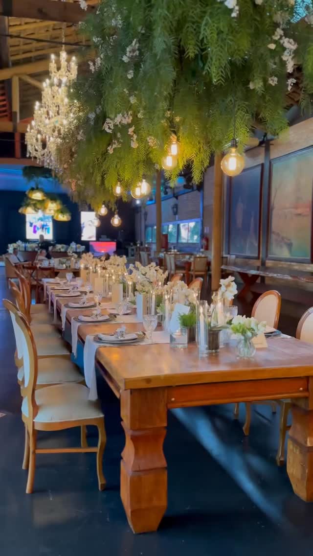 O projeto de Marta e Rodrigo foi leve, fluido e cheio de significado. Um processo realmente gostoso de viver.
A paleta em verde e branco trouxe frescor e elegância, enquanto os toques de azul apareceram em peças e pequenos detalhes que deram personalidade ao cenário. Nos guardanapos, os tsurus simbolizaram paz, longevidade e bons desejos, acrescentando ainda mais intenção à composição.
A conexão com peças portuguesas se misturou com delicadeza à influência oriental, criando um equilíbrio harmonioso entre culturas e histórias.
Um projeto sensível, pensado com carinho em cada detalhe. Lindo de viver do início ao fim.
#casamento #quintadacantareira #wedding #weddingoriental #oriental