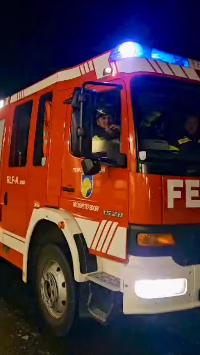 ⚡🚒 Stundenlanger Stromausfall im Bezirk Jennersdorf! 🚒⚡
Wir wurden soeben alarmiert.
Ein Team unserer Feuerwehr ist mit unserem RLF-A sowie dem STROMA 100 kVA nach Neuhaus am Klausenbach ausgerückt.
Dort übernimmt unser STROMA 100 kVA einen Teil der Stromversorgung und unterstützt die Sicherstellung der Infrastruktur vor Ort.
Wir stehen bereit – rund um die Uhr.
💪 Gemeinsam für eure Sicherheit!
#Feuerwehr #Einsatz #Stromausfall #Jennersdorf #NeuhausAmKlausenbach STROMA GemeinsamStark