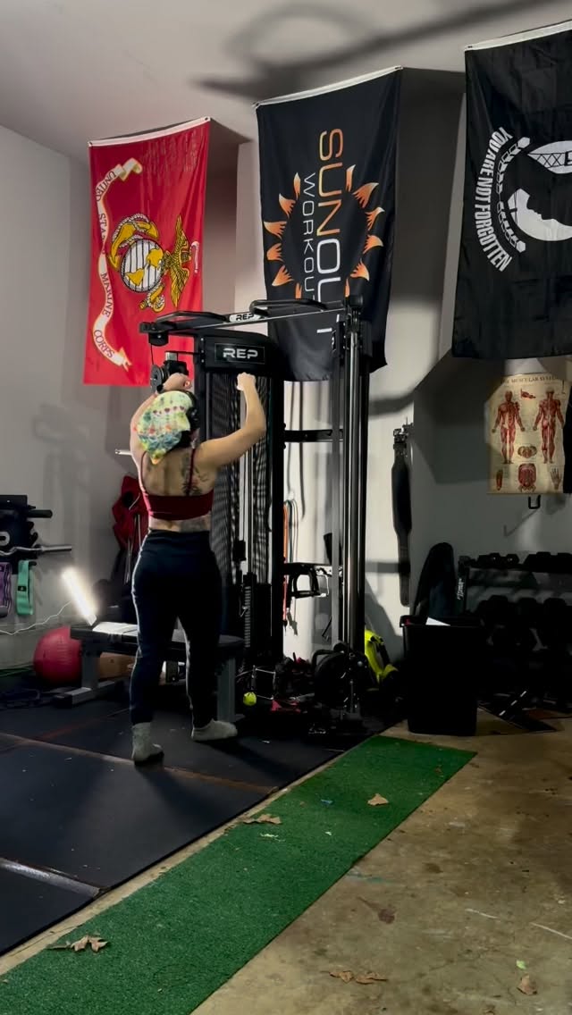 45° garage gym and I’m sweating… never thought I’d be grateful for that
I miss the warmth — but I don’t wait for perfect conditions to show up. && neither should you!
Build the habit in every season.
——————
#OnlineCoach #VirtualPersonalTraining #StrengthForLife #BusyButCommitted #StrongInEverySeason