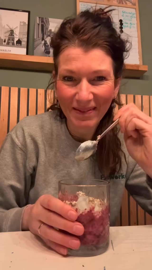 Dit is mijn hormoonproof ontbijt voor een stabiele bloedsuikerspiegel en goede energie gedurende de dag
Overnight oats / chia ontbijt met bosvruchten
Sinds ik mijn ontbijt serieuzer neem, merk ik vooral dit:
• minder cravings
• geen 11:00 dip
• stabielere energie
• meer rust in mijn lijf
En dat is zó belangrijk als je 35+ bent en merkt dat vermoeidheid, brain fog of stemmingswisselingen sneller opspelen.
Want hoe stabieler je bloedsuiker, hoe minder je hormonen hoeven te compenseren.
Daarom werk ik in mijn trajecten met praktische, eiwitrijke menu’s.
Niet als dieet.
Maar als fundament voor stabiele energie en hormonale balans.
✨ Eiwitrijk recept (2 porties):
– 200 g bosvruchten (diepvries kan prima)
– 300 ml ongezoete plantaardige melk
– 120 g havermout
– 2 el chiazaad
– rasp + sap van ½ citroen
– 1 tl vanille-extract
– snuf zout
– 0,5 tl kaneel
Bereiding:
Blend de bosvruchten met melk, citroen, vanille en zout.
Roer havermout, chia en kaneel erdoor.
Laat minimaal 3–4 uur of overnight opstijven.
Topping (voor extra eiwitten & verzadiging):
– Griekse yoghurt of skyr
– eventueel 1 schep vanille eiwitpoeder erdoor geroerd
– extra bosvruchten, noten of notenpasta
Wil jij dit soort hormoonproof menu’s ook laagdrempelig proberen afgestemd op jouw lijf, energie en hormonen?
Comment MENU hieronder 💛 #ontbijteniseenfeestje #femmehormoonspecialist #hormoonproofeten #stabielebloedsuikerspiegel #gezondeleefstijl