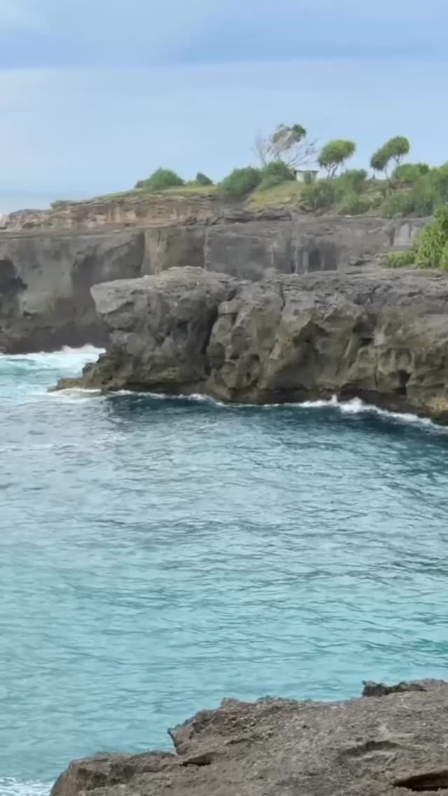 Outgrowing something doesn’t mean it was wrong for you. 🍂
It simply means you are changing.✨
Sometimes we hold on because it feels familiar. A role, a relationship, a version of ourselves that once felt safe. But growth often asks us to release what no longer fits so we can create space for what truly aligns.
Transitions can feel uncomfortable, even when they are necessary. Give yourself permission to evolve without guilt.
You are allowed to choose what supports your peace, your wellbeing, and your next chapter. 🤍💫
The Way Forward.
Alma Wellbeing By Anam
#lifetransitions #lifecoach #wellness #coach #almabyanam