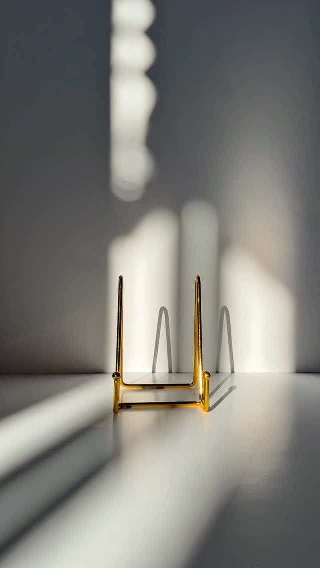 The preservation doesn’t have to be heavy and bulky all the time. If you like something minimal, we can do these plates that comes with stands and looks stunning on your desks + shelves ♥️
This piece is a great option for already dried flowers and is one of my most done options. Reach out today to know more! 💌
#weddingbouquetpreservation #vancouverweddings #vancouverweddingflowers #vancouverbride #fraservalleyweddings