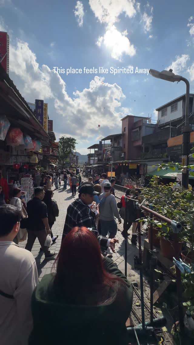 Wandering through lantern-lit streets and chasing slow moments.
Jiufen & Shifen felt like stepping into a dream. 🏮
#Jiufen #Shifen #TaiwanDiaries #qingtravels