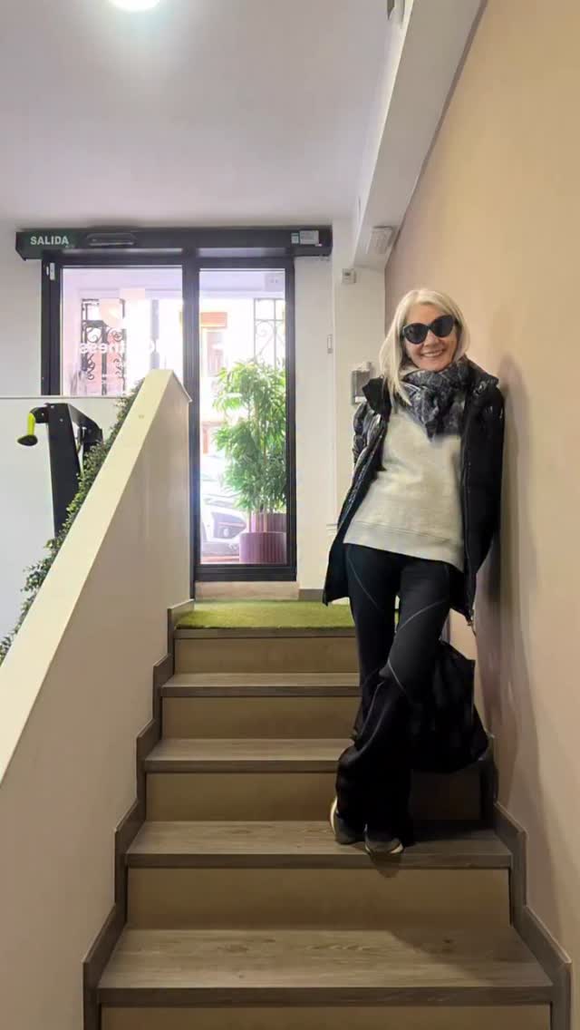 VIVE EL MOMENTO.
Y el dia a dia.
Los luminosos porque su luz es mágica y te trasmiten pensamientos y sentimientos de que todo es posible y de que todo va a estar bien.
Y los días grises , obscuros en los que no puedes pensar en positivo , en los que te quieres ocultar y proteger en tu caparazón también los vives sabiendo que pasarán y tú volverás a levantarte .
Yo he vuelto a mi rutina de Gym @jgfitness____ después de tres meses de parada obligatoria y estoy feliz!
Sé que el ejercicio de fuerza es vital para mantener mi tono muscular y por los muchos beneficios que me aporta incluido mi estado de ánimo.
Es el mejor antidepresivo!
Y he incluido un libro que me está encantando como sugerencia y como otra herramienta para añadir a nuestros buenos hábitos de vida!
Feliz Jueves!
#jym #sports #books #caminovilla#brandambassador