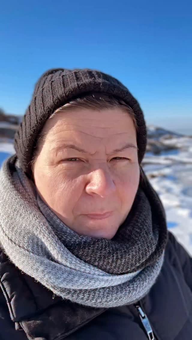 Livsfullhet är det där tillståndet där vi känner oss levande i kropp, sinne och mening. 🦋
Livsfullhet reglerar vårt nervsystem, skapar inre trygghet, stärker psykologisk motståndskraft.
När livsfullheten aktiveras inom oss så vidgas känslolivet, kreativiteten frigörs och relationer fördjupas.
Här går vi från överlevnad till deltagande, från tomhet till riktning.
Den öppnar vår förmåga att skapa, älska och bidra med klarhet och ansvar.
Livsfullhet är att leva livet fyllt av liv.
Att känna andetaget bära dig, inte bara hålla dig vid liv.
Att vara närvarande i din kropp, klar i ditt sinne och förankrad i kroppen.
Vad betyder livsfullhet för dig?