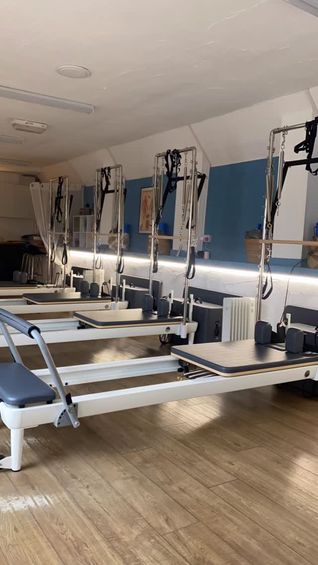 Have my 30 minutes of moving in 20 seconds 🏎️
Each exercise was performed for only 3-8 reps with intension and a deeper conscious connection to my core 🙆🏼♀️
You will also notice the grouping of the exercises in to clusters of 3 or 4 similar movements allowed me to maintain flow 🧚🏽♀️
How many of my exercises here today can you name?
#pilates #reformerpi̇lates #hook