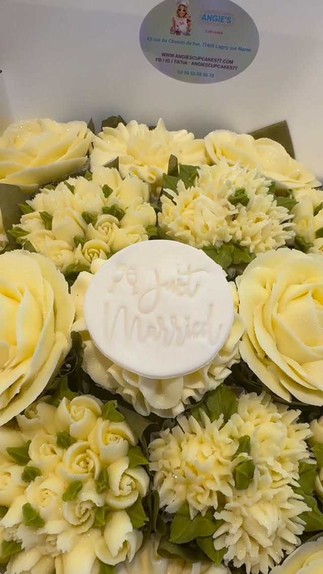 Wedding bouquet 19 cupcakes 🥂🧁
#angiescupcakes77 #weddinginparis #pariswedding #cupcakebouquet #weddingcakesofinstagram @lagnycommerces @salon_du_mariage_coulommiers