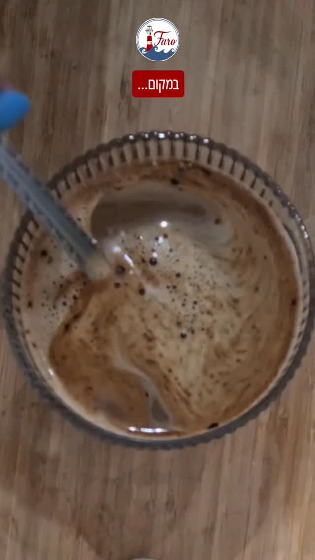 מה הבעיה עם המשפט הזה? הוא הרי נאמר מתוך דאגה...
אני יודעת שלפעמים זה נורא קשה לא להעיר כשאנחנו חושבים שהילדים לא אכלו מספיק, או אכלו יותר מידי.
אבל אם אנחנו מלמדים אותם לאכול על פי סימנים חיצוניים (ההערות שלנו), הם לא ידעו לזהות את הסימנים הפנימיים שלהם (של מנגנוני הרעב והשובע) וזה יכול לגרום לאכילה שלא מותאמת לצרכים שלהם ולהוביל לירידה במשקל, עלייה במשקל, חסרים תזונתיים, בררנות ועוד…
אתם תהיו אחראיים על מה שאתם מגישים ומתי, ותנו לילדים להחליט מה וכמה לאכול.
תעזרו להם ללמוד לזהות את הסימנים של הגוף שלהם... ואם אתם לא בטוחים איך עושים את זה - זה הרגע להתחיל לעקוב אחרי 😉