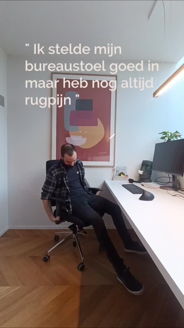 Je bureaustoel staat perfect afgesteld.
Scherm op ooghoogte.
Voeten plat op de grond.
Rug netjes ondersteund.
En toch… voel je spanning tegen het einde van de dag.
Misschien is het niet alleen je stoel.
Misschien is het de uren zonder echte pauze.
De deadlines die blijven hangen in je schouders.
Het mailtje dat je nog steeds bezighoudt.
Het lichaam dat al te lang stilzit.
Een goed ingestelde bureaustoel helpt.
Maar het is geen wondermiddel.
Wanneer je begrijpt waarom langdurig zitten je klachten triggert, en wat jouw lichaam op dat moment nodig heeft, kan je daarop inspelen, in plaats van te blijven zoeken naar de perfecte instelling.
Zodat je werkdag geen aanslag wordt op je rug.
Maar gewoon… een werkdag.
Volg me voor meer tips hoe je het dan wel aanpakt!