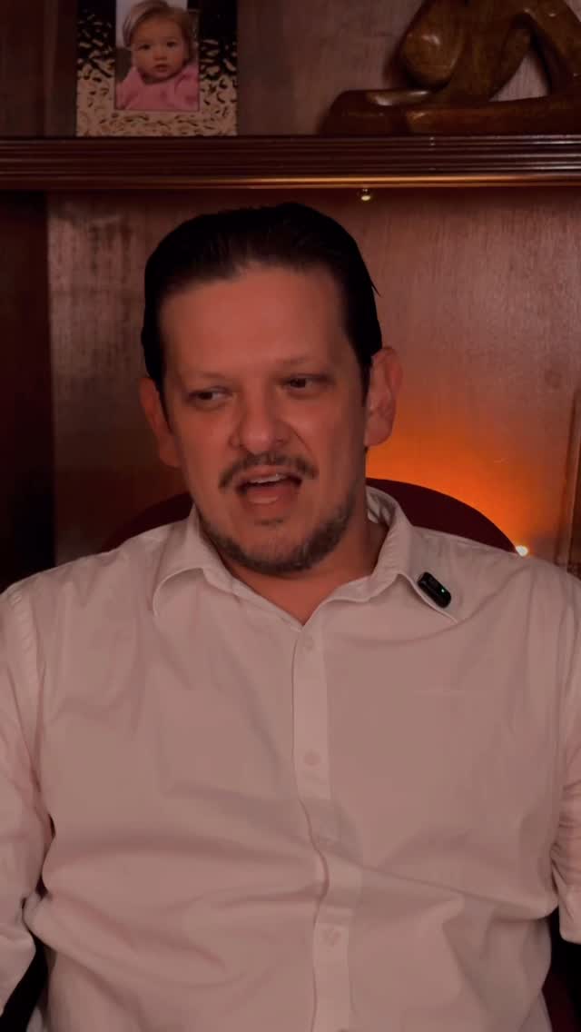 Aqui você vai encontrar um psiquiatra que olha além do sintoma, e que entende que ansiedade, insônia, cansaço emocional e aquele “não sei o que está acontecendo comigo” tem contexto, tem raiz, tem cuidado.
Ele chega à clínica com um propósito claro: acolher, investigar com responsabilidade e caminhar junto no tratamento.
Se você sente que está vivendo no limite… talvez esteja na hora de conversar com quem realmente entende da mente e de gente. 💛
#drenioscandarolli #medicopsiquiatra