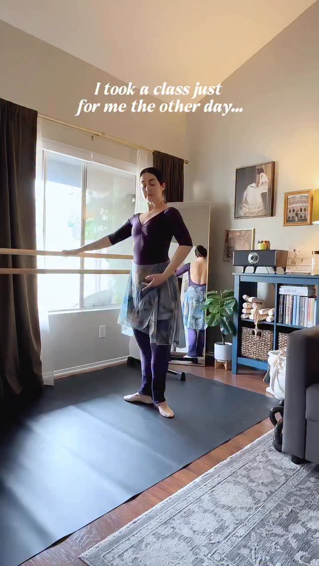 Last week @kirsten_theconfidentdancer asked me a question that’s been living rent-free in my head ever since…
👉🏼 What is your perfectionism costing you?
Most days the answer is, too much.
So I took a class without it. What happened kind of surprised me…
Stay tuned for the full interview on After Class: The Adult Ballet Podcast, coming in a few weeks! 🎙️
#ballet #adultballet #ballerina #adultballerina