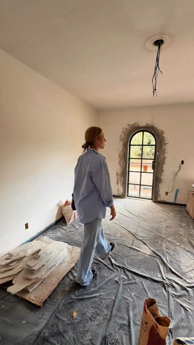 Arquitetura não começa na planta.
Começa na vida.
Antes de pensar em revestimento, eu penso em rotina.
Antes de escolher cor, eu penso em comportamento.
Como essa família acorda?
Como ela se encontra?
Como ela descansa?
Espaço não é sobre estética.
É sobre como você vive quando ninguém está olhando.
Esse escritório está nascendo com essa mesma intenção.
Não é só um lugar de trabalho.
É um laboratório de ideias.
E toda ideia começa com uma pergunta:
que tipo de vida você quer construir?
Se isso faz sentido pra você, fica por aqui.
Tem muita conversa boa vindo. 🍷
Obra: @momentumengenharia