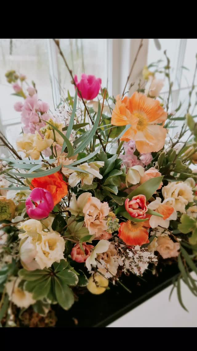 I always get asked, what flowers are available in Spring for our wedding? Well... Here is a little taste! There are so many beautiful British flowers growing- as long as the weather plays ball!
#springweddingflowers #springflowers🌸 #springwedding #localflowers #locallygrownflowers