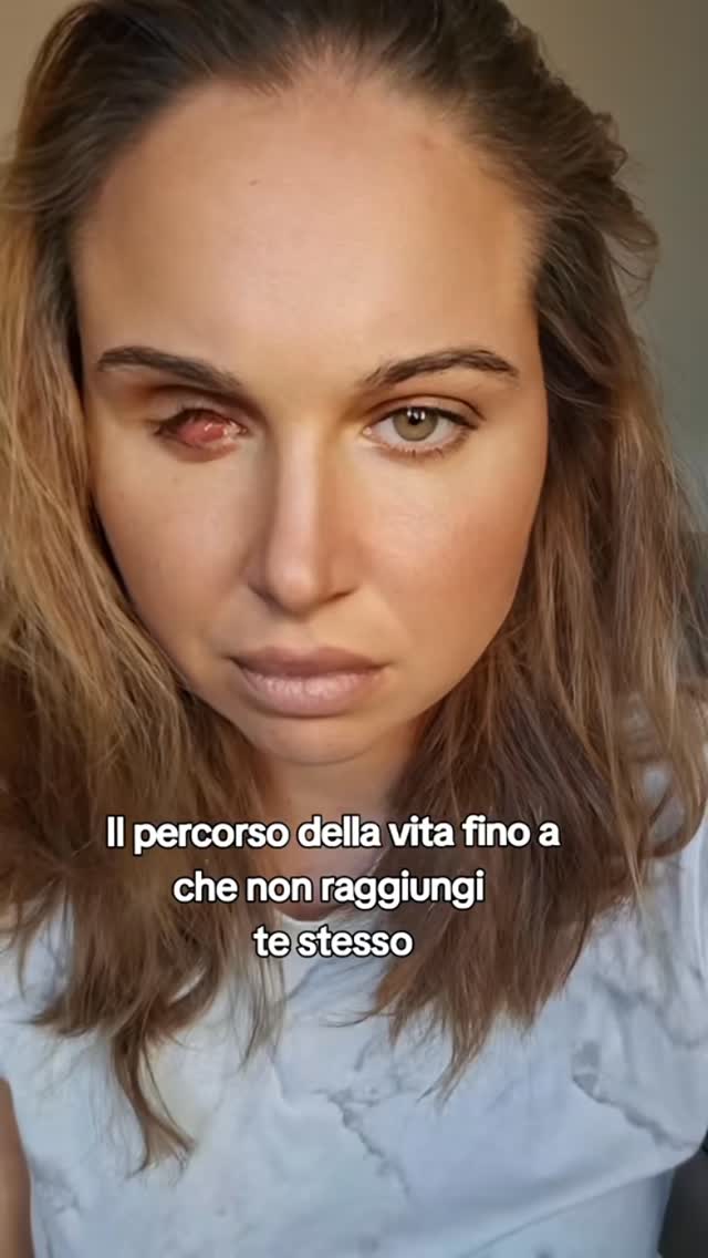 Questo video artistico è un viaggio nella mia esistenza: attraverso le espressioni del mio volto, racconto l’ascesa e le cadute, le difficoltà e le sfide del mio percorso, fino a trovare me stessa. In un ritmo veloce, ogni istante cattura un frammento del dramma esistenziale del cercarsi, per poi finalmente giungere a se stessi.
Condividi il tuo sentire: voglio sapere come questo viaggio risuona in te.
#Arte #Esistenzialismo #Identità #RicercaInteriore #Espressione