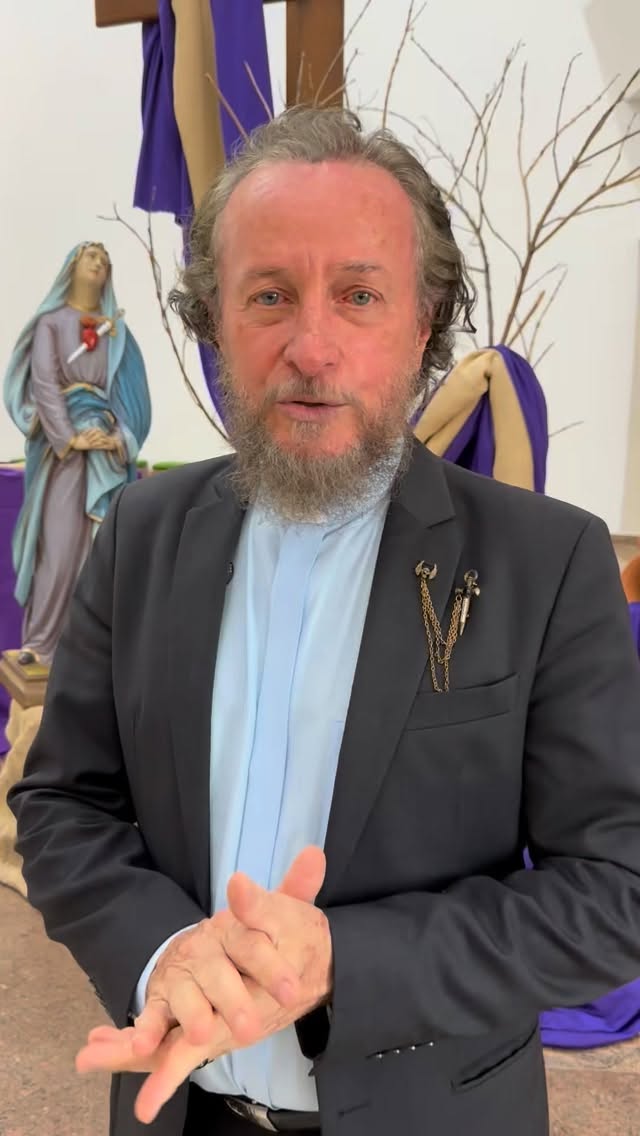 “É TEMPO DE MUDAR”: PADRE LEONILDO PIERIN DESTACA O SENTIDO DA QUARESMA
O padre Leonildo Perin afirmou que a Quaresma é, antes de tudo, um tempo de mudança interior. Em entrevista ao Portal Guilherme Baffi, o sacerdote explicou que o período convida os fiéis à conversão, à oração e à prática concreta da caridade.
A Igreja Católica iniciou nesta quarta-feira o ciclo de 40 dias que antecede a Páscoa, considerado um dos momentos mais importantes do calendário cristão. Segundo o padre, mais do que cumprir tradições, a proposta é rever atitudes e fortalecer a vida espiritual.