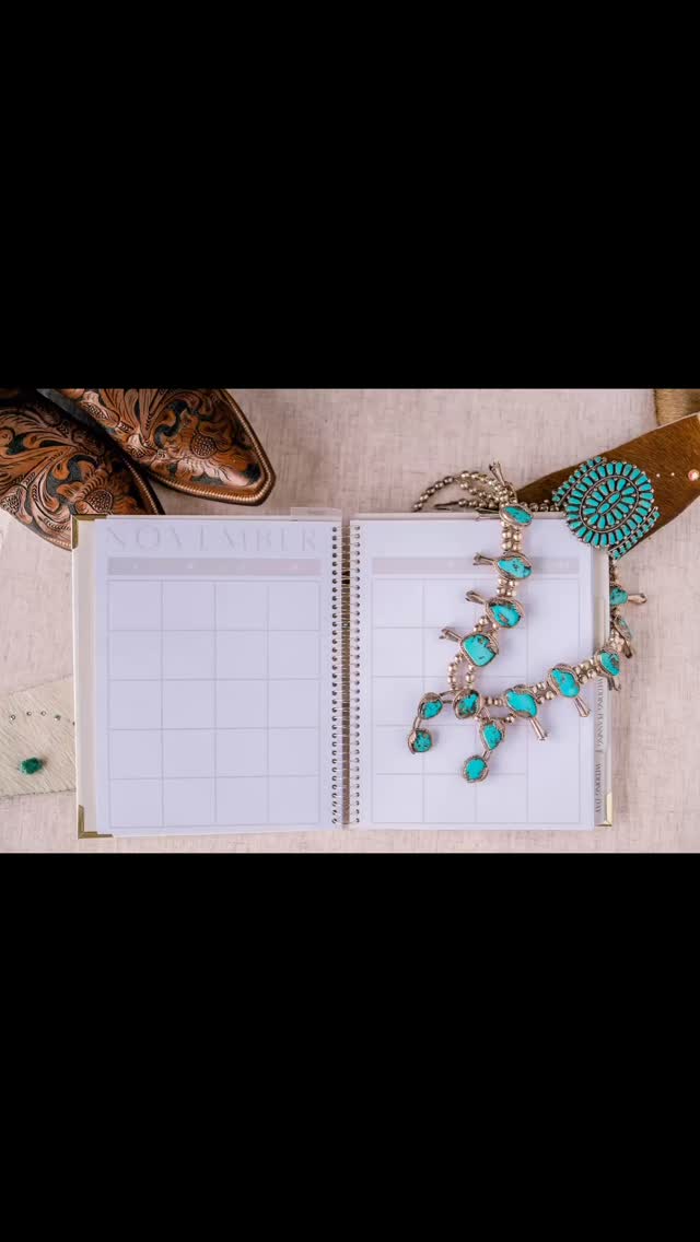 #westernweddings are popular right now. If you had a western wedding, what were some of your details?
Tooled leather? Turquoise jewelry? Custom boots? Options are endless and we’re loving what we’ve seen!