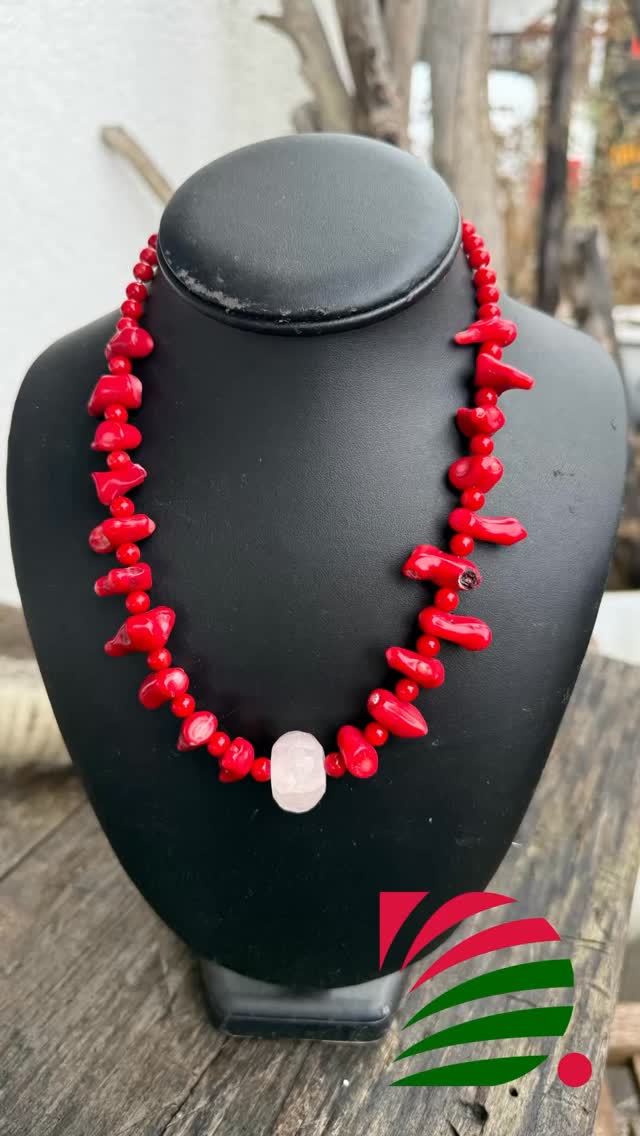 Feuerpferd-Energie. 🔥🐎
Wild im Geist. Warm im Herzen. Klar im Ausdruck.
Diese Kette vereint Kraft und Herzbewusstsein –
wie das Feuerpferd: leidenschaftlich, freiheitsliebend, voller Lebensdrang.
❤️ Rote Bambuskoralle
Steht traditionell für Lebenskraft und Erdung.
Sie wird in der Steinheilkunde mit Mut, Durchsetzungsfähigkeit und stabilisierender Energie verbunden.
Sie stärkt das Wurzelchakra, fördert Standfestigkeit und hilft, ins Handeln zu kommen.
🤍 Rosenquarz (RQ)
Der Stein des Herzens.
Er wird mit Selbstliebe, Mitgefühl und emotionaler Heilung in Verbindung gebracht.
Unterstützt das Herzchakra, kann innere Härte lösen und sanfte Stärke fördern.
✨ 925 Silber
Silber gilt energetisch als klärend und reflektierend.
Es wird traditionell mit Intuition, weiblicher Kraft und schützender Qualität assoziiert.
Es verstärkt die Schwingung der Steine und bringt Klarheit ins Feld.
Diese Kombination wirkt wie ein innerer Ausgleich:
Feuer ohne Härte.
Kraft ohne Kampf.
Herz ohne Schwäche.
Für Frauen, die ihr Feuer leben –
und dabei in ihrer Liebe bleiben. 🔥🤍
Welche Seite ruft dich heute mehr – das Feuer oder das Herz?
P.S. Mit Naturheilpraxis doris Buteo Sitara Zertifikat