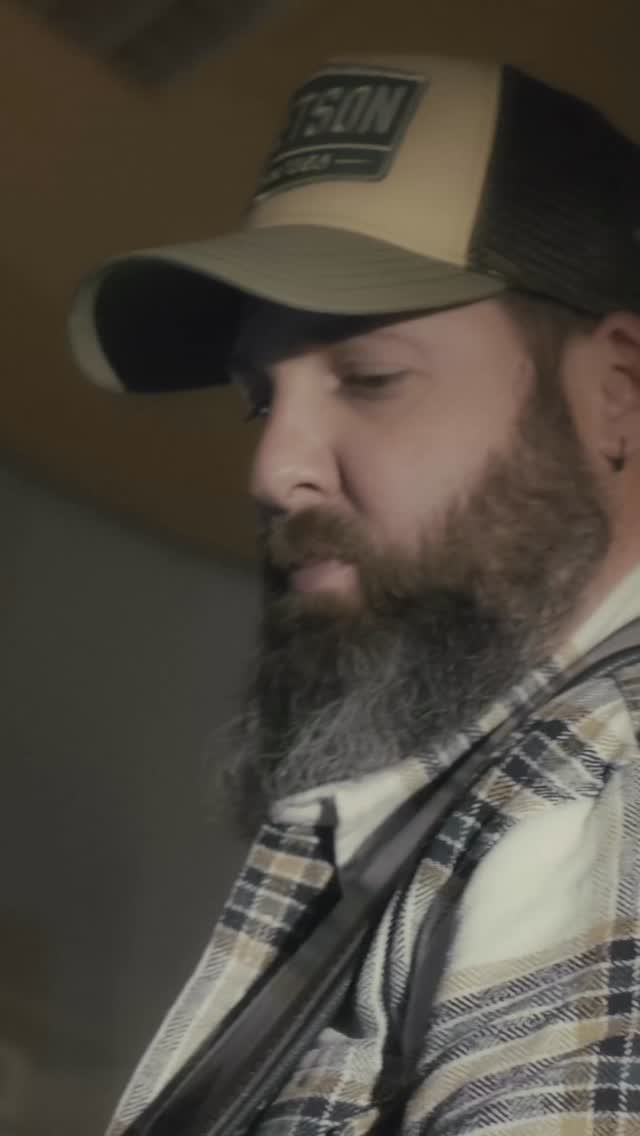 ⏳ Season I⏳ bewegt sich zwischen Americana, Folk, Country und Texas Blues. Getragen von erdigen Gitarren, organischen Rhythmen und Stimmen, die Geschichten von Veränderung, Zeit und Liebe erzählen. Seasons entfaltet sich Schritt für Schritt – so wie das Leben selbst.
Die EP wurde als Live-Session eingespielt – ohne Netz und doppelten Boden. Genau darin liegt die Stärke der Band: Authentizität statt Hochglanz, Gefühl statt Effekt.
Produzent: @tobigmuer
Sound: @jencarelli @soundfarm_studios
Harmonies: Marlen Oberholzer und @claudikuebi
EP Cover: @southmarianophotography
Clip: @tillgmuer
#lifeisgoodwithrosewood #swissmusic #musicfromswitzerland #seasons #newmusic