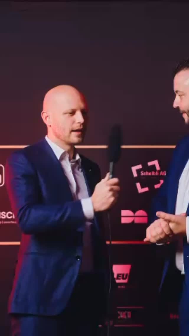 🎯🎤 Kurzinterview #3 – Oberaargauer Sportgala 2025
Im Gespräch mit Simon Zwahlen erzählt Marcel Sommer, Schweizermeister im Schiessen 300m und Nominiert in der Kategorie Sportler Elite, warum ihn die Nomination als Breitensportler besonders ehrt.
Zwischen Präzision, Konzentration und Leidenschaft nutzt er die Bühne gleich auch noch, um dem Schützensport eine verdiente Plattform zu geben. 👏
#SportgalaOberaargau #Kurzinterview #Schützensport #SportlerElite Oberaargau DonnerstagClub