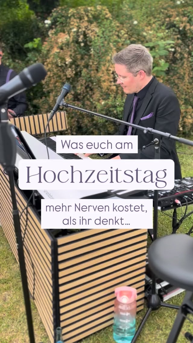 Was euch am Hochzeitstag mehr Nerven kostet, als ihr denkt?
Nicht das Ja-Wort.
Nicht die Gäste.
Sondern die Koordination.
Mehrere Dienstleister.
Unterschiedliche Absprachen.
Und am Ende laufen alle Fragen bei euch zusammen.
Genau deshalb arbeite ich mit einem festen, eingespielten Team.
Bei uns bekommt ihr eure persönliche Traurede, Live-Musik zur Trauung, für Sektempfang und Dinner, sowie am Abend den DJ – alles aus einer Hand.
Wir lernen euch intensiv kennen, beraten euch zur musikalischen Gestaltung und entwickeln ein stimmiges Gesamtkonzept für euren Tag.
Wir stimmen uns intern ab, sprechen bei Bedarf mit Trauzeugen und Location – und sorgen dafür, dass alles ineinander greift. Am Hochzeitstag müsst ihr nichts mehr koordinieren.
Wir begleiten. Ihr genießt.
Wenn euch genau das wichtig ist, schreibt mir gerne.
#hochzeitsplanung #livemusikzurhochzeit #hochzeitssängerinstuttgart #hochzeitsdjstuttgart