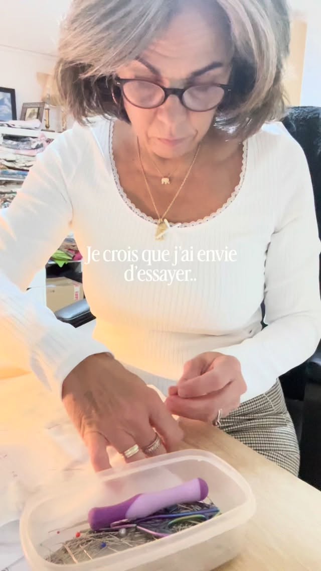 Et si je me donnais vraiment la chance de vivre de ma passion… ✨
C’est la question que je me suis posée il y a 7 ans maintenant !
🪡 Chaque jour, je couds dans mon atelier. À la main. Avec patience.
Je crée des pièces sur mesure, en Toile de Jouy principalement, mais pas que !…😉
Des accessoires pour bébé, des vêtements et du linge de maison pensés pour durer, pour embellir votre quotidien, pour raconter votre histoire.
Je choisis de beaux tissus.
Je soigne chaque détail.
J’écoute vos envies.
Ici, rien d’industriel.
Seulement du fait main, du cœur, et beaucoup d’amour pour mon métier.🩷
Merci d’être là et de vivre cette belle aventure avec moi 💕
Si vous venez d’arriver : BIENVENUE ! 🤗
Sylvie 🌸
.
.
.
#toiledejouy #faitmainenfrance #couturiere #creationsartisanales