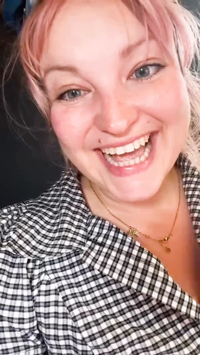 Week three complete 🌵
Maisie’s been working in white on dark card in the calligraphy club, which is always slightly nerve-wracking because every mark shows — but that’s also what makes it so satisfying.
Envelopes, little cactus drawings and lettering that feels crisp and graphic rather than delicate.
It’s a good reminder that calligraphy isn’t always about perfect flourishes. Sometimes it’s about contrast & confidence.
If you’ve been quietly watching the project and thinking “I might try that…” then this is your sign to get the dark card out!!
#moderncalligraphy #envelopecalligraphy #calligraphyclub #snailmailcommunity