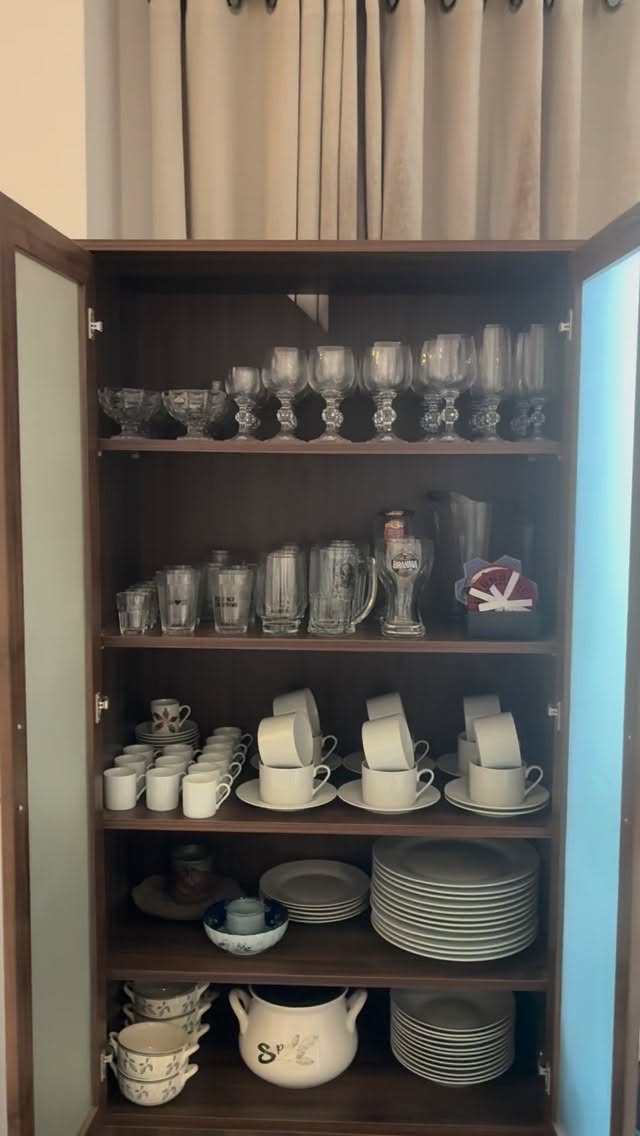 Organização da cristaleira com assistência e checagem do cliente! 😂🥰
#PersonalOrganizer #Organização #DicaDeOrganização #tempo #cristaleira