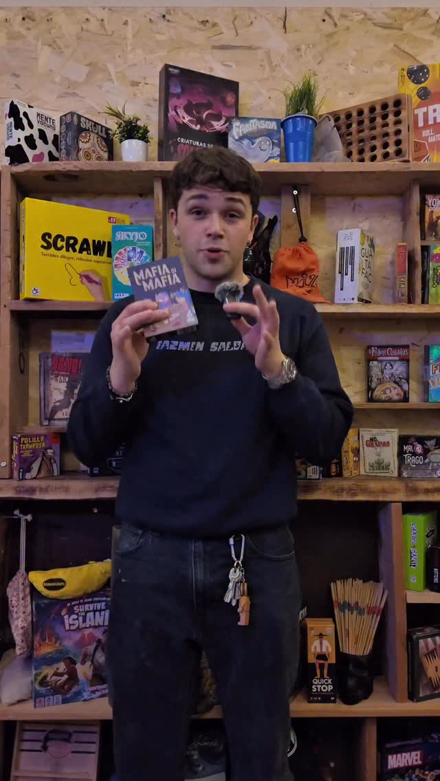 Algunos de vosotros ya nos habéis escrito y os tenemos muy en cuenta!! Pero estamos convencidos de que hay muchos perfiles súper interesantes que se nos escapan!!
Dinos si te gustaría recibir un Mafia di Mafia o si conoces creadores de contenido de juegos de mesa a los que les podría interesar colaborar con nosotros.
En cuanto recibamos nuestro próximo cargamento nos pondremos envíos a la obra!!! 😎🫶
#juegosdemesaenespañol #juegosdemesa #estudiocreativo #juegodemesa #juegomesa🎲