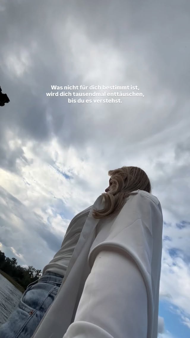 …bis du aufhörst, es auf Biegen und Brechen passend zu machen zu wollen. Bis du aufhörst, dich ständig zu erklären. Bis du aufhörst, dich kleiner zu machen, nur damit es irgendwie passt & bis du verstehst, dass manche Dinge nicht funktionieren, weil sie NIE zu der Version von dir gehört haben, die gerade entsteht!
Nimm die Fragen gern mit und schnapp dir auch gern n Journal:
• Was hältst du immer noch mit aller Macht fest, obwohl es dir schon so oft bewiesen hat, dass es nicht deins ist?
• Wo wachst du morgens auf und merkst tief drin, dass das hier zwar dein Alltag ist, aber nicht dein Leben?
• Und wie viel leichter könnte sich mein Herz anfühlen, wenn ich loslasse?
Eventuell sehen wir uns nicht wieder, also folge mir auf @your.inner.ocean, wenn du dir auch ein Leben aufbauen willst, das sich ruhig und frei anfühlt.
#neuanfang #trennung #peoplepleaser #narzissmus