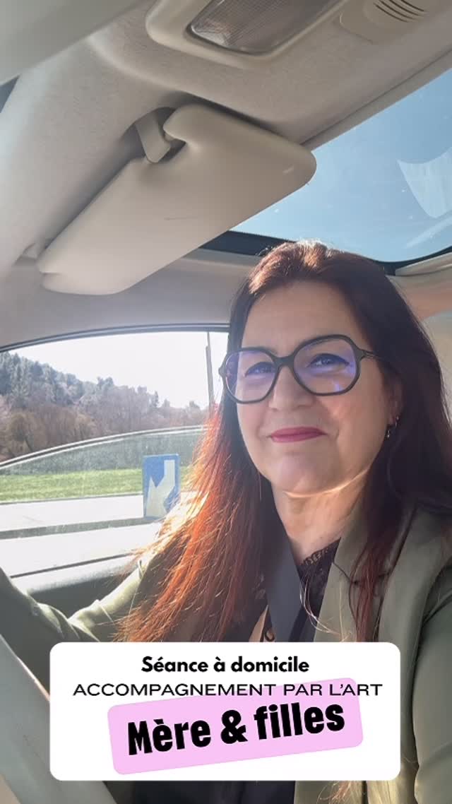 En pleine période Parcoursup, j’ai vu hier quelque chose de très parlant chez deux
lycéennes…
Hier, je me suis déplacée pour une séance d’accompagnement par l’art à domicile pour une maman et ses deux filles.
Au soleil, sur leur terrasse, dans une atmosphère presque printanière,nous avons ouvert un espace différent :
un temps pour ralentir, ressentir, créer.
Objectifs de la séance :
▫️Faire un bilan de leur énergie vitale
▫️Mesurer leur intensité émotionnelle
▫️Confirmer plus finement leurs pistes Parcoursup
Très vite, l’une des deux s’est rendu compte que son choix «logique » ne faisait pas du tout la même vibration dans son corps.
Un décalage subtil… mais extrêmement parlant.
À cet âge charnière, beaucoup de décisions se prennent sous pression, dans le mental ou dans l’urgence.
Or, lorsque le corps, les émotions et la créativité sont mobilisés, une autre forme de clarté émerge.
La séance mère-filles s’est déroulée avec beaucoup de justesse et de profondeur.
Un moment précieux pour remettre du lien, de l’écoute et de la conscience là où tout s’accélère.
🙏 Merci à elles pour ce moment d’authenticité.
🔒 Par déontologie, je ne peux pas vous en montrer davantage
(visages, productions, lieu).
Et même si l’exercice de simplement suggérer n’est pas le plus simple pour moi,
je mesure chaque jour combien il est essentiel.
À l’heure de l’IA, notre capacité à ressentir, créer et écouter le corps reste profondément humaine,
et mérite d’être mieux visible et connue.
Parce que certains chemins se clarifient mieux ensemble…
Ces séances peuvent se vivre entre sœurs, en couple, entre amies, entre mère et fille,
ou entre proches qui souhaitent nourrir ou remettre du lien et de l’écoute ,
là où le collectif soutient l’émergence de chacun.