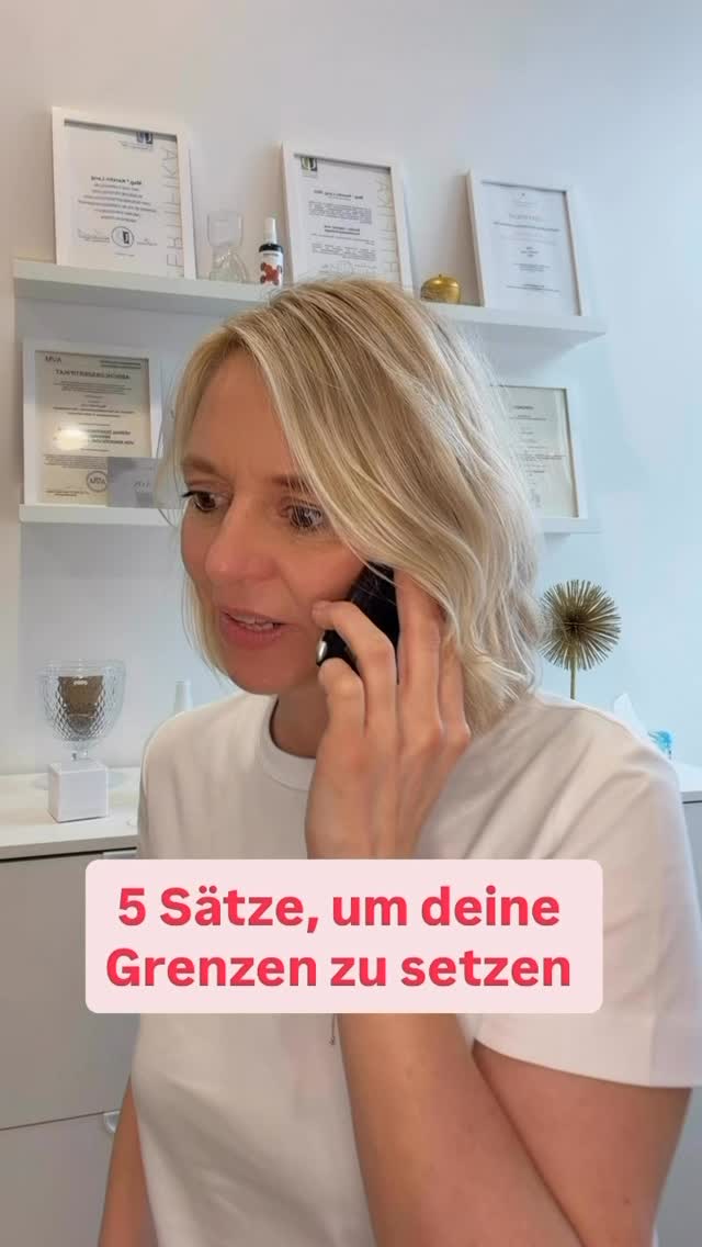 Kennst du diese Situationen, in denen du ein schlechtes Gewissen hast, weil du zu dir stehst oder jemand etwas zu dir sagt und du spürst, dass es deine Grenzen verletzt?
Es gibt klare Sätze, die dir helfen, deine Grenzen zu schützen, ohne dich dabei schlecht zu fühlen. 💪
📌 Speiche diesen Beitrag und teile ihn mit jemanden, der das heute sehen muss.
Hier sind 5 kraftvolle Sätze, die du nutzen kannst, um deine Grenzen zu setzen und gleichzeitig respektvoll zu bleiben:
✨ 1. „Ich bin anderer Meinung und bitte dich, dass zu akzeptieren.“
✨ 2. „Ich höre, was du sagst, und meine Antwort bleibt trotzdem nein.“
✨ 3. „Auch, wenn dir meine Antwort nicht gefällt, werde ich sie nicht ändern.“
✨ 4. „Es ist in Ordnung, dass wir unterschiedlicher Meinung sind. Lassen wir es so stehen.“
✨ „Du überschreitest gerade meine Grenze.“
Es ist nicht immer einfach, aber es lohnt sich.
Du musst dich nicht dafür entschuldigen, dass du zu dir selbst stehst. 🔥🙌
Folge mir, wenn du deinen Selbstwert stabilisieren möchtest.
#selbstwert #innerestabilität #innereskind #psychologie #grenzensetzen