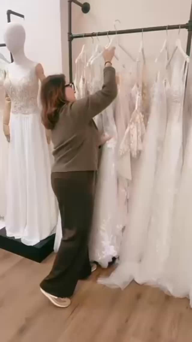 Braut 2026 im Saarland?
Du hast deinen Stil schon herausgefunden? Hast aber noch nicht dein Kleid mit WOW Effekt gefunden?
Dann lies das 👇
Am 27.02. von 16–20 Uhr öffnen wir bei
Puntosposa Brautmode in Saarbrücken die Türen für unseren Walk-In Day 🤍
✔️ Termine telefonisch vereinbaren
✔️ keine Termine für Stil Findung
✔️ Direkt verfügbare Kleider zum Mitnehmen
👗 30 % auf die neue Kollektion*
🔥 50 % auf Outlet-Styles
🎁 Goody Bags mit Gutscheinen
Ja ich weiß, wir übertreiben mit den Rabatten , wir brauchen aber etwas Platz für die neue Kollektion…und aus diesem Grund profitiert ihr davon.
Rabatte gelten nur auf vorhandene Ware im Store
(Ausgenommen: eigenes Label & Nachbestellungen)
👉 Reel speichern & eine Begleitung markieren.
#puntosposabride #brautmodesaarbrücken
#brautsaarland #braut2026
#hochzeitsaarland