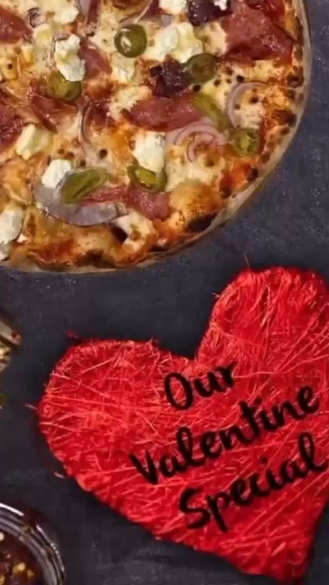 *Valentines Special*
Salami, red onion, ricotta, jalapeno peppers and hot honey drizzle
£15 #pizza #pizzatime #pizzalover #foodtruck #surrey