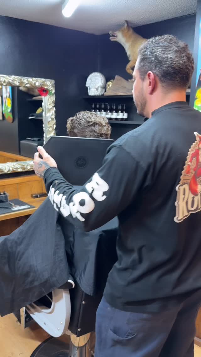 That moment every barber loves . . . the nod of approval 👌🏼
Watching our clients check out their fresh cut and give that satisfied smile.
#royalsbarbershop #barbershoproyals #nodofapproval