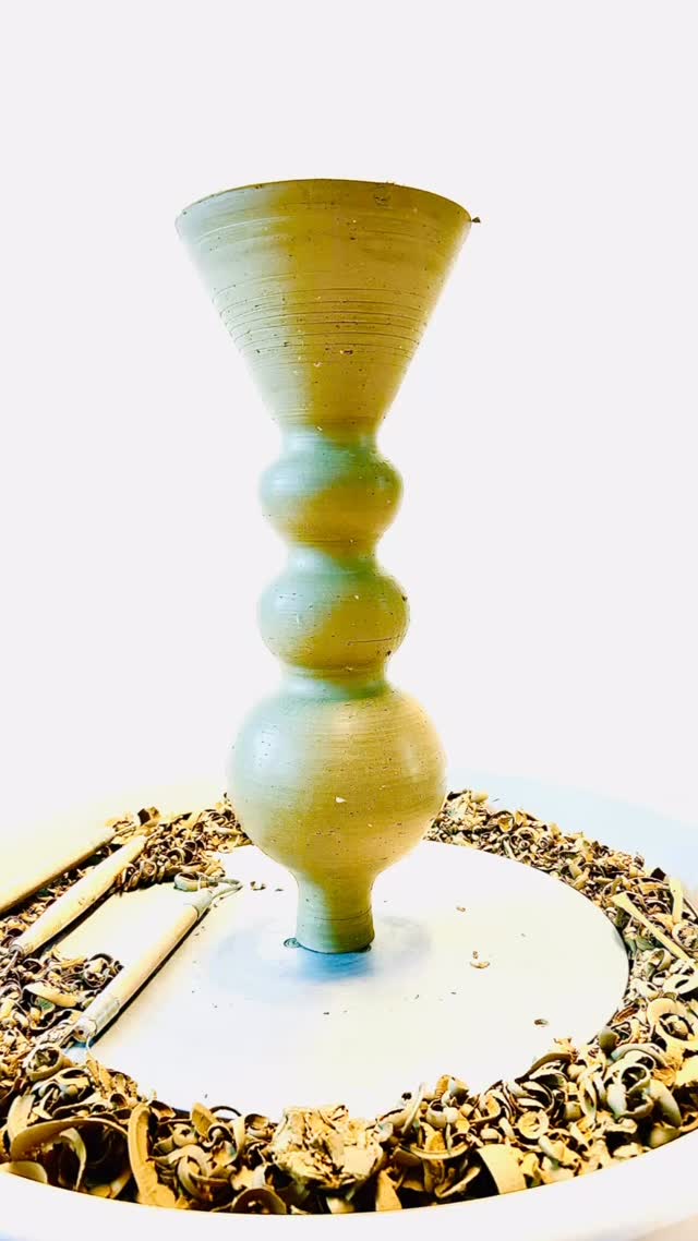 Jetzt ist sie fertig abgedreht. Aus 5 kg besonderem, wunderschönem Steinzeug – in einem Stück gedreht.
In ihrer Mitte ruhend.Balancierend wie eine Ballerina.
Schlicht. Still. Und ganz bei sich.
·
Now she is fully finished on the wheel. Made from 5 kg of special, beautiful stoneware — thrown in one single piece.
Resting in her center. Balancing like a ballerina.
Simple. Still. And completely at ease within herself.
#keramikobjekt
#design
#achtsamkeit