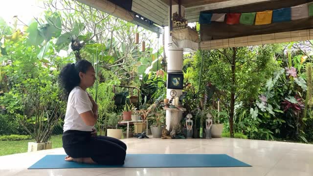 New to yoga?
Or looking for a more therapeutic, personal approach?
I offer private beginner and yoga therapy sessions
online or in person from Ubud.
We move slowly.
We listen to your body.
We build safely, with care.
A fair exchange.
My full presence with you.
Online and in person will be back on Sunday March 29
Reach out when you’re ready, let’s book your session.
#yogaclass #ubudyoga #homeyoga #ubud #baliyoga