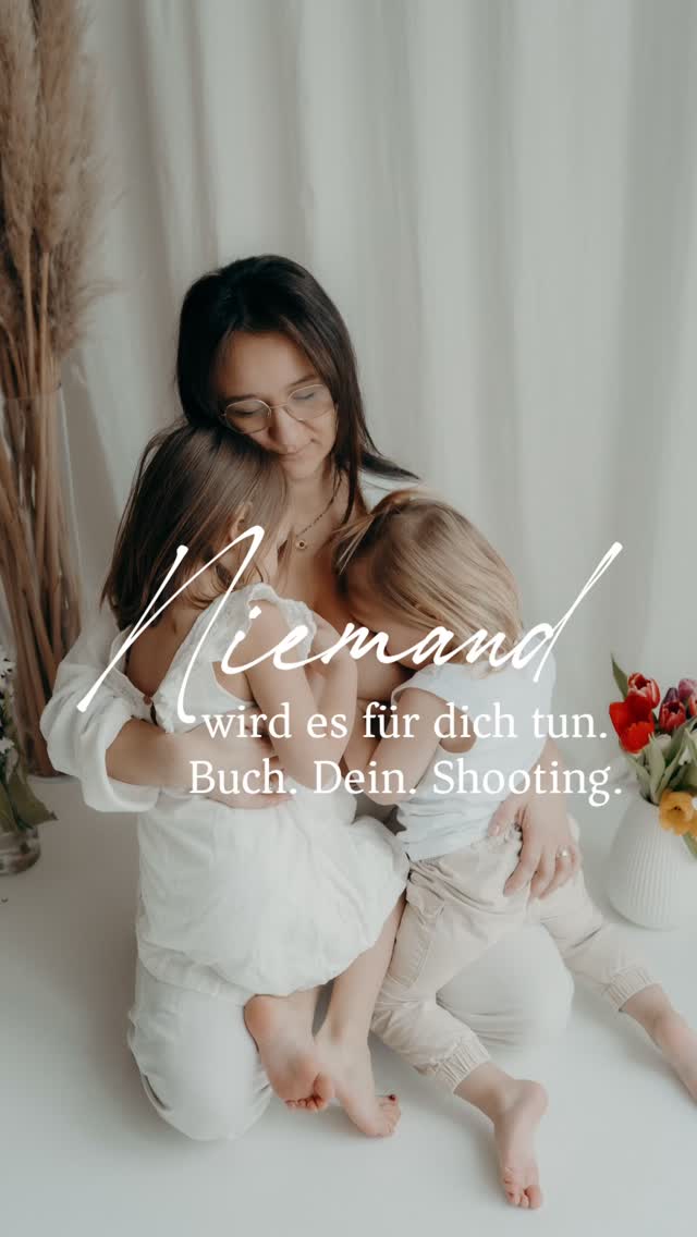 Du wartest auf den perfekten Moment für dein Mama Shooting?
Hier ist die Wahrheit:
Der perfekte Moment ist nicht, wenn alles ruhig ist.
Nicht, wenn er Zeit hat.
Nicht, wenn du dich „schlanker“ fühlst.
Sondern jetzt.
Deine Mutterschaft passiert nicht irgendwann.
Sie passiert jeden Tag.
Wenn du dir tiefgründige, emotionale Erinnerungen mit deinem Kind wünschst, dann übernimm Verantwortung – und buch dein Mutterschafts Shooting selbst.
Du brauchst keine Erlaubnis, um sichtbar zu sein.
Du bist die Konstante im Leben deiner Kinder.
Speicher dir das, wenn du es fühlen kannst. 🤍
Und schreib mir „ICH“, wenn du bereit bist.
Folge mir @soulmom.era @soulmom.era @soulmom.era