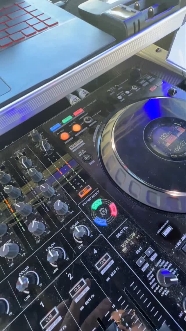 Sound checked and ready to PARTY on my little stage at @monash_uni
Was very warm but fantastic vibes!!
Thanks @stevetabone.activebeats
#monashuniversity #melbourne #oweek